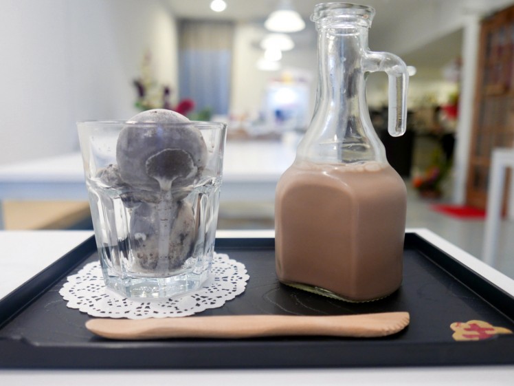 8. Cookie and cream ice cubes with chilled chocolate milk