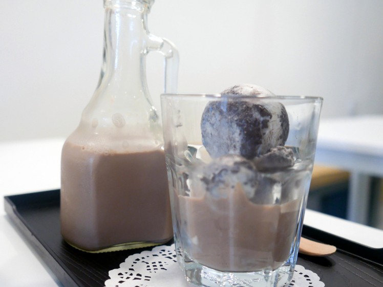 9. Cookie and cream ice cubes with chilled chocolate milk