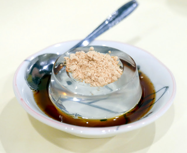 11. Clear jelly with brown sugar syrup and roasted soy powder