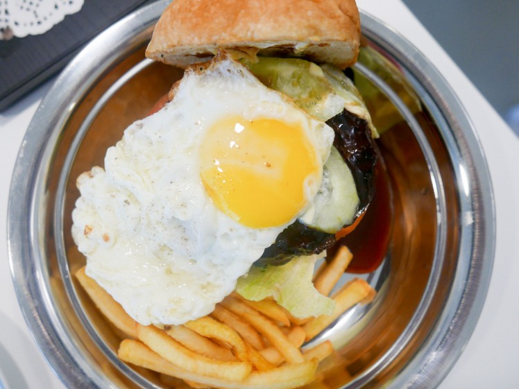 6. Hamburger sandwich with rich sauce, topped with fried egg